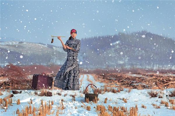 左眼尾有痣的女人美